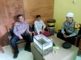 Bhabinkamtibmas Desa Jatimulya Bripka A. Fauzi dari Polsek Cidahu Polres Kuningan Bersama Kapolsek Sambangi Toga Desa Jatimulya Kec. Cidahu Kab. Kuningan untuk Tatap Muka dan Sampaikan Himbauan Kamtibmas