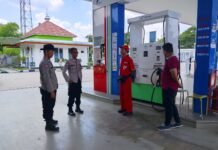 Bhabinkamtibmas Desa Jatimulya Bripka A. Fauzi dari Polsek Cidahu Polres Kuningan Sambangi SPBU Desa Jatimulya Kec. Cidahu Kab. Kuningan untuk Tatap Muka dengan Manajemen Sampaikan Himbauan Kamtibmas
