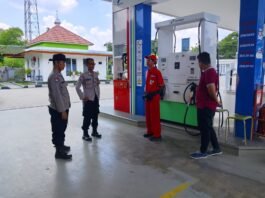 Bhabinkamtibmas Desa Jatimulya Bripka A. Fauzi dari Polsek Cidahu Polres Kuningan Sambangi SPBU Desa Jatimulya Kec. Cidahu Kab. Kuningan untuk Tatap Muka dengan Manajemen Sampaikan Himbauan Kamtibmas