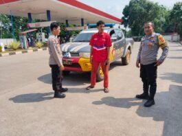 Unit Patroli Polsek Cidahu Melaksanakan Patroli Dialogis di SPBU Cidahu-Kuningan