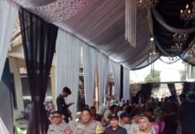 Bhabinkamtibmas Polsek Ciawigebang Laksanakan Pengamanan Hajatan Warga di Desa Salareuma