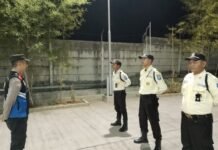 Tingkatkan Keamanan, Bhabinkamtibmas Desa Sidaraja Bina Satpam Gudang Wings