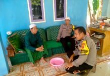 Dua Anggota Patroli Polsek Cidahu Polres Kuningan Jalin Silaturahim dengan Tokoh Agama Ds. Cibulan Kec. Cidahu Kab. Kuningan Jaga Kamtibmas