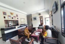 Bhabinkamtibmas Jalin Silaturahmi Kamtibmas dengan Perangkat Desa Geresik