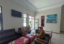 Pererat Sinergitas, Bhabinkamtibmas Silaturahmi Kamtibmas dengan Perangkat Desa Geresik