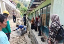 Wabup Kuningan Ibu Tuti Berikan Bantuan Sementara kepada Warga Desa Linggajaya Dusun Cikoneng