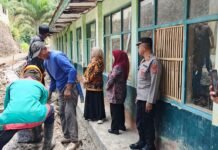 Wabup Kuningan Tuti Andriani Salurkan Bantuan Sementara kepada Warga Desa Linggajaya
