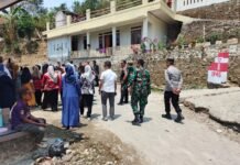 Wabup Kuningan Bersama Forkopimcam Ciwaru Salurkan Bantuan Sementara untuk Warga Desa Linggajaya