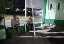 Patroli Dialogis Malam Hari, Bhabinkamtibmas Polsek Ciawigebang Sambangi Warga di Desa Ciawigebang