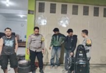 Patroli KRYD Malam Hari, Bhabinkamtibmas Polsek Ciawigebang Sambangi Warga Desa Kapandayan