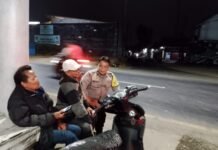 Patroli Dialogis Malam, Bhabinkamtibmas Sampaikan Imbauan Kamtibmas kepada Warga Desa Kapandayan