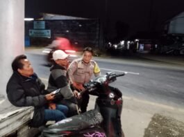 Patroli Dialogis Malam, Bhabinkamtibmas Sampaikan Imbauan Kamtibmas kepada Warga Desa Kapandayan