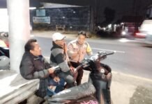 Patroli Dialogis Malam, Bhabinkamtibmas Sambangi Warga Desa Kapandayan Sampaikan Imbauan Kamtibmas
