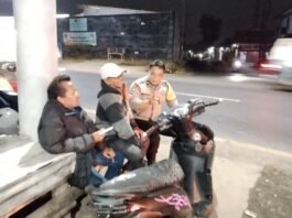 Patroli Dialogis Malam, Bhabinkamtibmas Sambangi Warga Desa Kapandayan Sampaikan Imbauan Kamtibmas