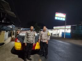 Bhabinkamtibmas Polsek Ciawigebang Tingkatkan Patroli Malam Hari, Antisipasi C3 dan Gangguan Kamtibmas di Desa Kapandayan