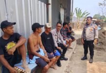 Patroli Polsek Cidahu Sambangi Pekerja Pengangkut Pasir di Desa Cihideunghilir Sampaikan Himbauan Kamtibmas