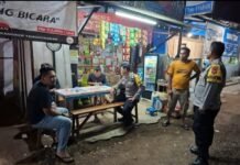 Patroli Polsek Cidahu Sambangi pedagang kelontongan di Desa Cihideunggirang