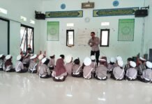 Kanit Binmas dan Anggota Polsek Cidahu Polres Kuningan Berikan Pembinaan Kepada Siswa-Siswi di PAUD Al Mansyur Khausar Dengan Tema Polisi Sahabat Anak