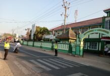 URAI KERAMAIAN DI PAGI HARI ANGGOTA POLSEK LURAGUNG MELAKSANAKAN PENGATURAN LALU LINTAS