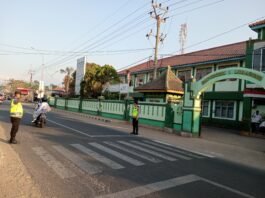 URAI KERAMAIAN DI PAGI HARI ANGGOTA POLSEK LURAGUNG MELAKSANAKAN PENGATURAN LALU LINTAS