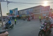 Pengaturan Lalu Lintas Anggota Polsek Luragung di Pagi Hari