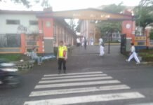 Bakti Polri untuk Negeri: Senyum Pagi Jajaran Polsek Mandirancan Amankan Arus Lalu Lintas di SMAN 1 Mandirancan