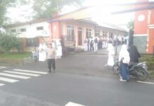 Bakti Polri Untuk Negeri: Sentuhan Humanis Anggota Polsek Mandirancan Berikan Layanan Gatur Pagi di SMAN 1 Mandirancan