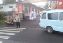 Menembus Padatnya Pagi: Aksi Sigap Personel Polsek Mandirancan Amankan Arus Lalu Lintas di SMAN 1 Mandirancan