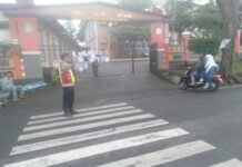 Melangkah Pasti di Pagi Hari: Polsek Mandirancan Hadir Berikan Layanan Gatur di SMAN 1 Mandirancan