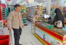 Menjaga Roda Ekonomi yang Aman: KA SPKT 2 Polsek Mandirancan Aiptu Juro Jauhari. SH Bersama Anggota Kontrol Toserba Fajar Mandirancan Sampaikan Pesan Kamtibmas
