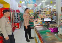 Sentuhan Humanis di Pusat Perbelanjaan: Aiptu Juro Jauhari. SH Bersama Anggota Kontrol Toserba Fajar Mandirancan