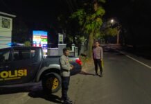 Sentuhan KRYD Malam Hari: Aiptu Juro Jauhari Bersama Anggota Dialog dengan Penjaga SMAN 1 Mandirancan