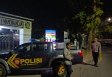 Patroli Malam Jaga Sekolah: KA SPKT 2 Polsek Mandirancan Aiptu Juro Jauhari Bersama Anggota Sambangi SMAN 1 Mandirancan