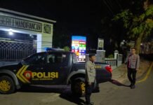 Menjaga Aset Pendidikan: KA SPKT 2 Polsek Mandirancan Aiptu Juro Jauhari Sambangi SMAN 1 Mandirancan Malam Hari