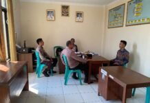 Dalam rangka meningkatkan sinergi dan kewaspadaan terhadap keamanan hutan (Kamhut) dan potensi kebakaran hutan dan lahan (karhutla), Perum Perhutani melalui Kesatuan Pemangkuan Hutan (KPH) Kuningan, khususnya KRPH Citenjo, melaksanakan kegiatan komunikasi sosial (komsos) bersama Anggota polsek Cibingbin