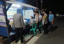 Langkah Preventif Malam Hari, Polsek Mandirancan Patroli KRYD Sambangi Pemukiman Desa Salakadomas dan Desa Mandirancan