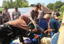 Polres Kuningan Salurkan Air Bersih dan Pengobatan Gratis di Cihanjaro