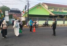 GOOD MORNING SELAMAT PAGI , POLSEK KADUGEDE LAKSANAKAN GATUR LALIN DI DEPAN SMPN 1 KADUGEDE