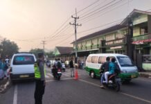 MENTARI PAGI , POLSEK KADUGEDE LAKSANAKAN GATUR LALIN DI DEPAN SMPN 1 KADUGEDE