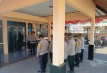 Penegakan Disiplin Internal, Plt. Kapolsek Mandirancan Iptu Arip Rahmansyah Cek Kesiapan Regu Piket Mako