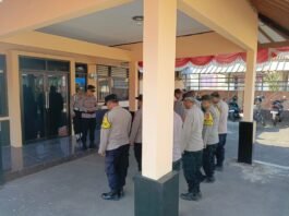 Penegakan Disiplin Internal, Plt. Kapolsek Mandirancan Iptu Arip Rahmansyah Cek Kesiapan Regu Piket Mako