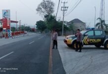 Cegah Gesekan Suporter dan Kerawanan Jalanan, Plt. Kapolsek Mandirancan Iptu Arip Rahmansyah Sekat Jalur Utama Melalui Patroli KRYD