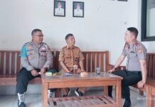 Gelorakan Siskamling dan Cegah Kebakaran Lahan, Plt. Kapolsek Mandirancan Iptu Arip Rahmansyah Sambangi Ruang Kades Mandirancan