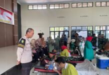 Sinergitas TNI-Polri, Personel Polres Kuningan Ikuti Bakti Kesehatan Donor Darah Peringatan HUT TNI ke-81 di Kodim 0615