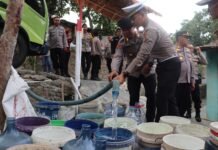 Polres Kuningan Salurkan Bantuan Air Bersih ke Dua Desa yang Dilanda Krisis Air