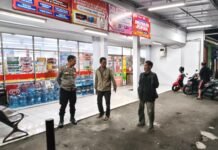 MELALUI SAMBANG BHABINKAMTIBMAS DESA JAMBAR BRIPKA ADE HENDRIK, POLSEK KADUGEDE AJAK WARGA WUJUDKAN SITUASI KAMTIBMAS DI LINGKUNGAN