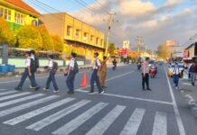 PAGI CERIA, POLSEK KADUGEDE LAKSANAKAN GATUR LALIN DI DEPAN SMPN 1 KADUGEDE