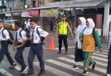 POLSEK KADUGEDE LAKSANAKAN GATUR LALIN DI DEPAN SMPN 1 KADUGEDE