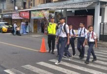 PAGI NAN INDAH, POLSEK KADUGEDE LAKSANAKAN GATUR LALIN DI DEPAN SMPN 1 KADUGEDE