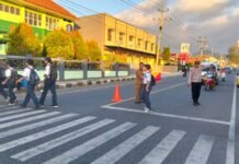 SEMANGAT PAGI, POLSEK KADUGEDE LAKSANAKAN GATUR LALIN DI DEPAN SMPN 1 KADUGEDE